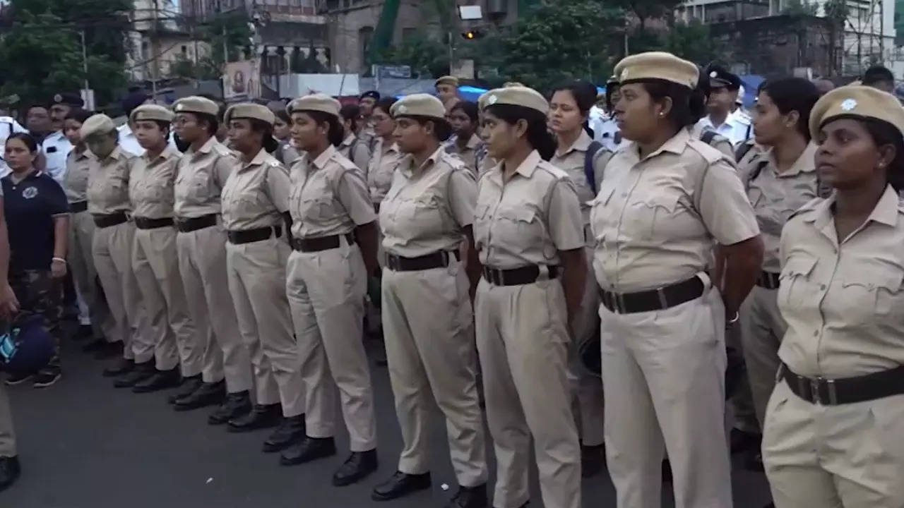 Read more about the article Kolkata police halts junior doctors’ ‘Abhaya Parikrama’ rally at Durga puja pandals