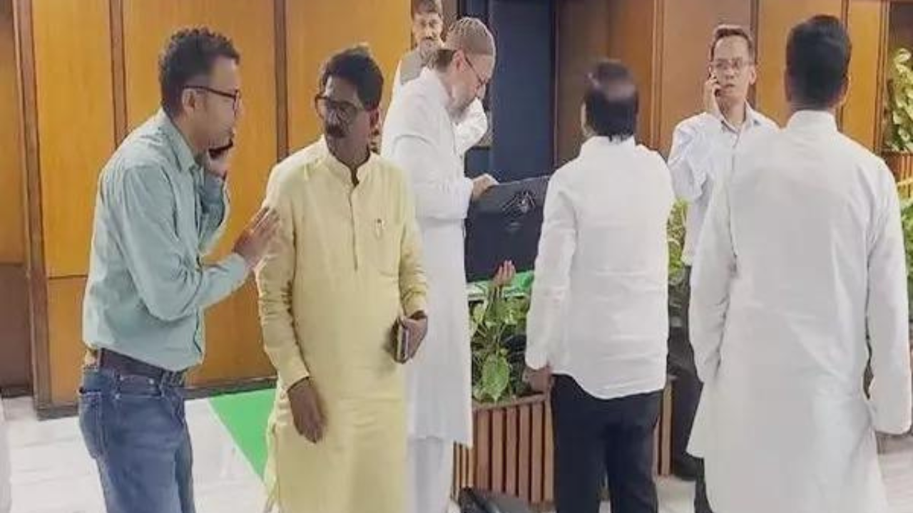 You are currently viewing Opposition MPs walk out of JPC meeting on Waqf Bill