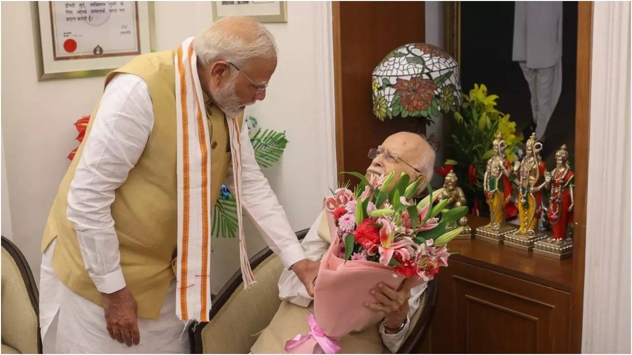 You are currently viewing PM Modi meets BJP leader LK Advani on his 97th birthday, says he devoted himself to India’s development
