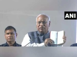Read more about the article ‘Sahab, ismein sab kuch likha hai’: Kharge slams Modi’s ’empty Constitution’ remarks, urges Congress to send PM a copy