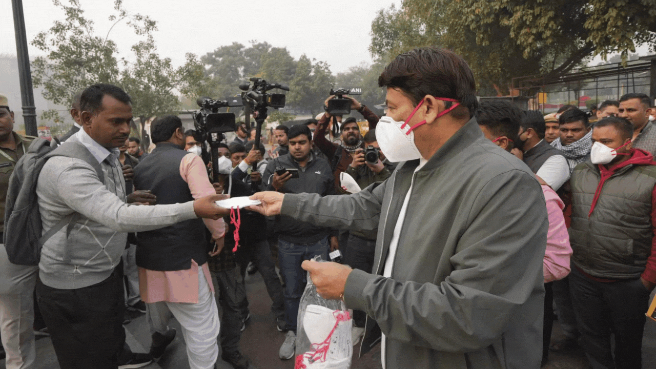You are currently viewing ‘This is like imposing Emergency’: BJP MP Manoj Tiwari distributes masks in Delhi as AQI hits ‘severe plus’