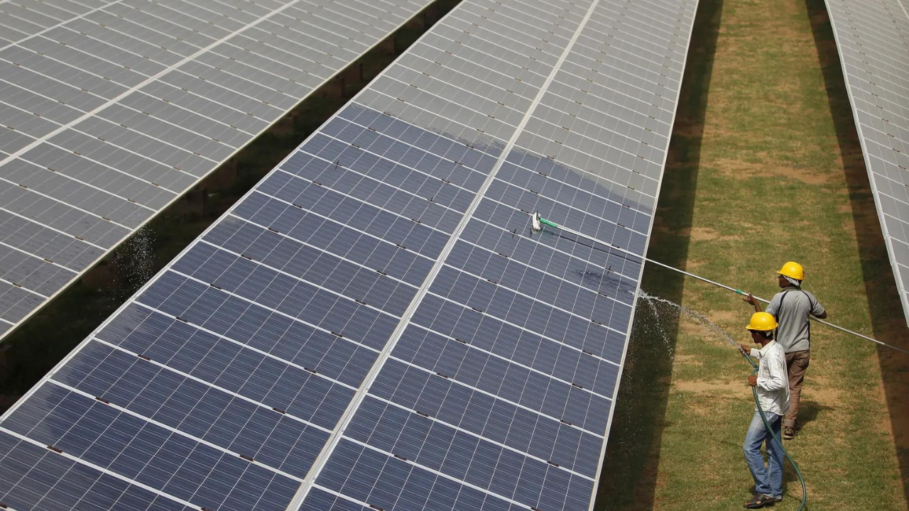 You are currently viewing NTPC focusing on mega projects in quest for 60 GW solar dream