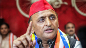 Read more about the article UP bypolls: Akhilesh Yadav says UP cop with gun blocked locals from voting, shares video