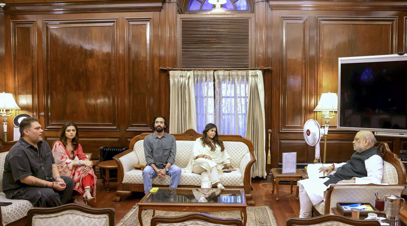 You are currently viewing Amit Shah meets ‘The Sabarmati Report’ film crew, praises team