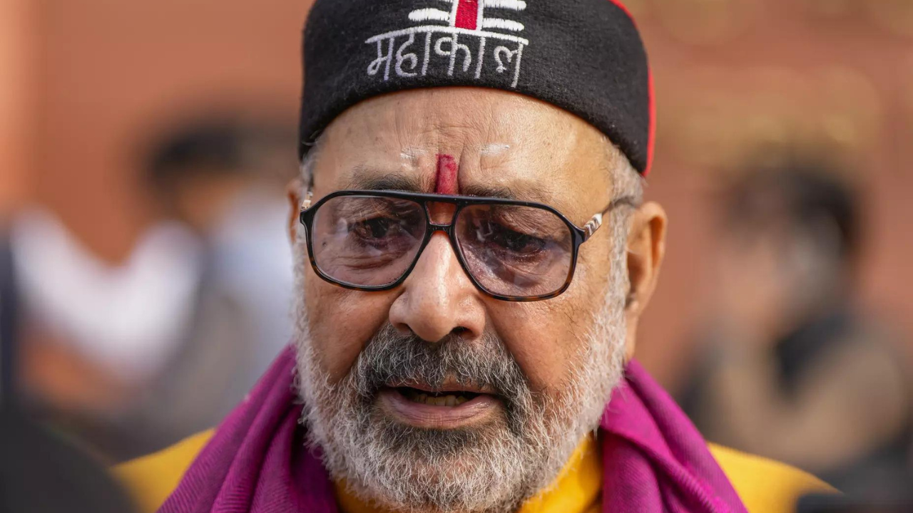 You are currently viewing ‘Silent on Bangladesh, to visit Sambhal for political tourism’: Giriraj Singh attacks Rahul Gandhi