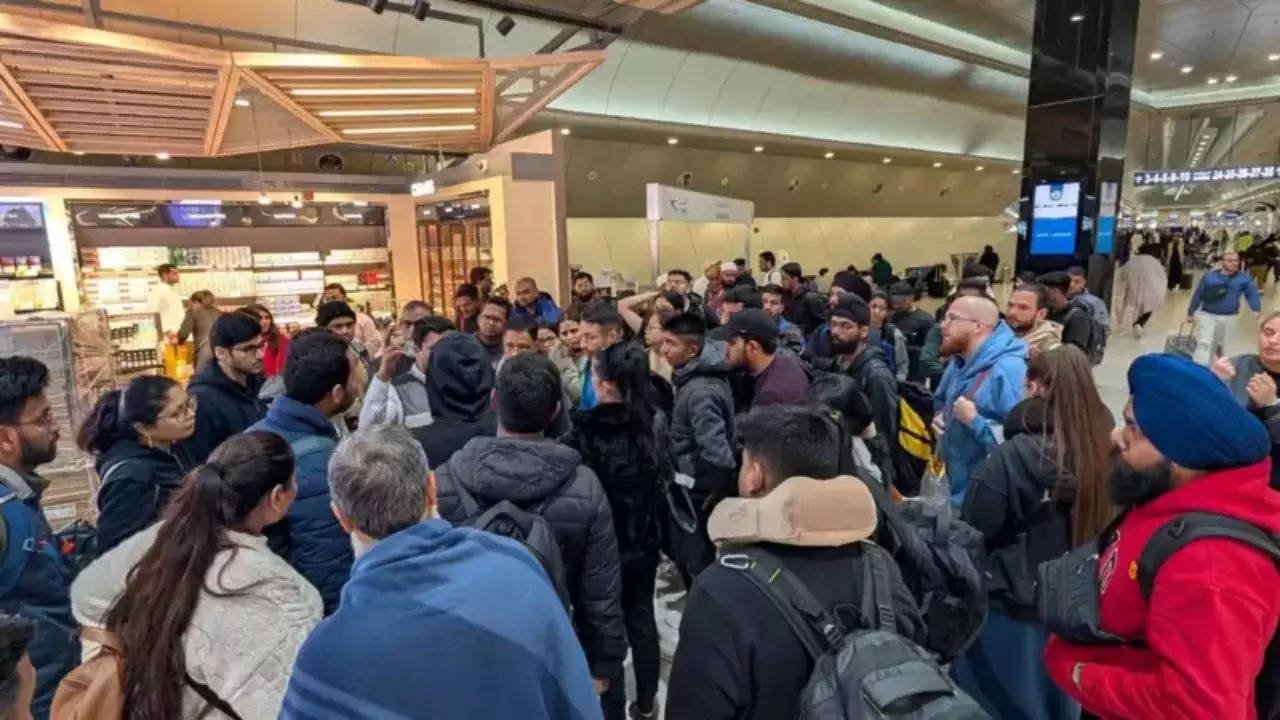 You are currently viewing Indians stranded at Kuwait airport after snag leads to flight diversion