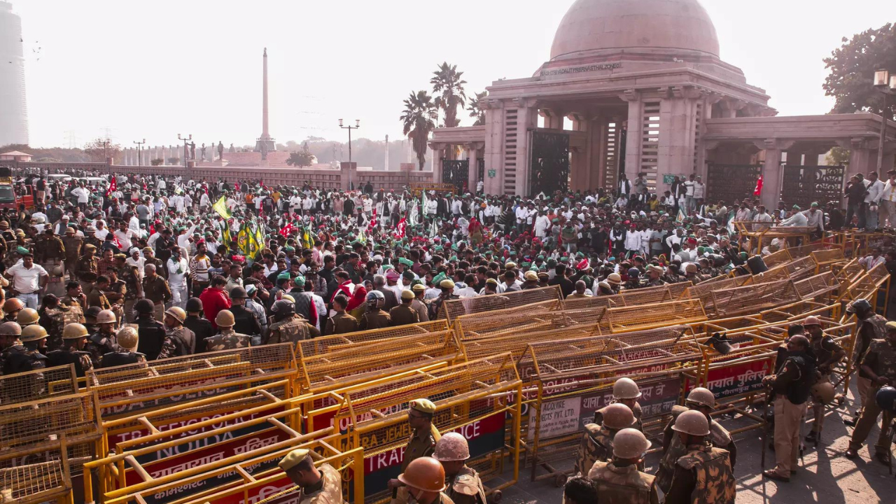 You are currently viewing Farmers’ march: Protesters stop at Delhi-Noida border, give 7-day ultimatum to fulfill demands