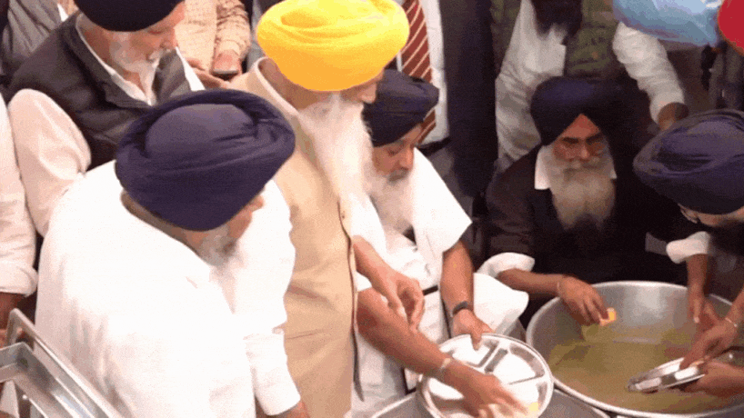 You are currently viewing Watch: SAD leader Sukhbir Singh Badal washes utensils at Golden Temple after assassination attempt