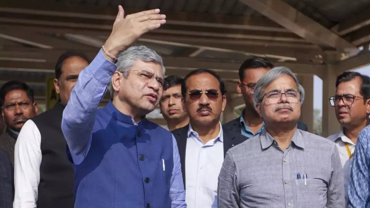 You are currently viewing Railways to run 13,000 trains for Maha Kumbh, says Vaishnaw
