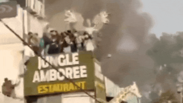 You are currently viewing Watch: People jump off restaurant roof to escape fire in Delhi’s Rajouri Garden