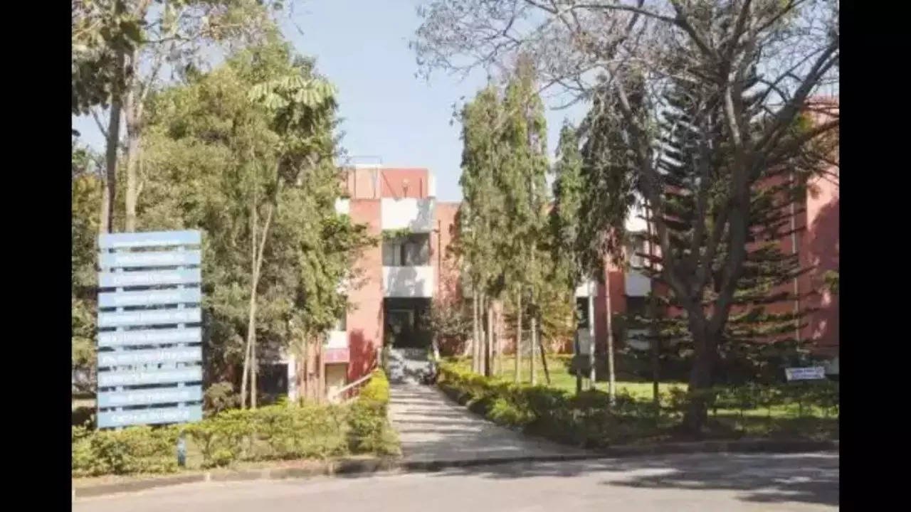 You are currently viewing Govt to hold talks with NLSIU council over 25 per cent direct reservation to Karnataka students