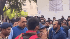 Read more about the article Watch: Patna DM slaps BPSC aspirant during protest over normalisation policy