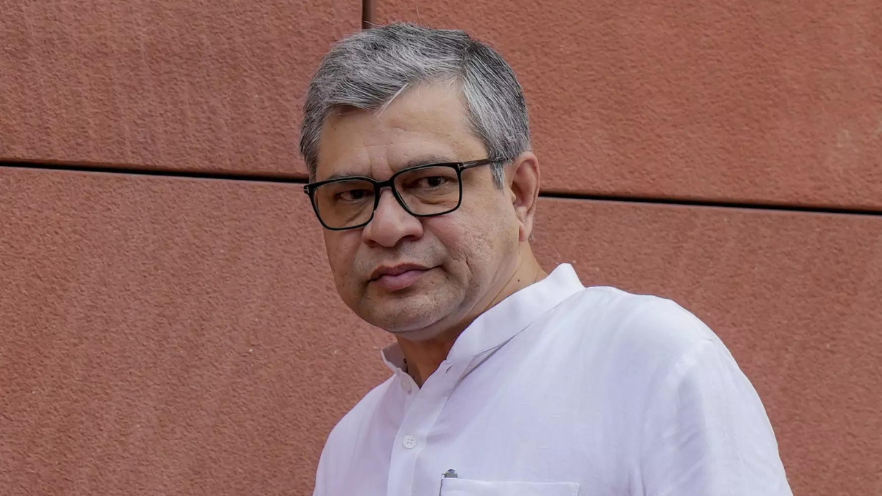 You are currently viewing ‘No respect for creative industry’: Union minister Vaishnaw slams Congress over Allu Arjun’s arrest