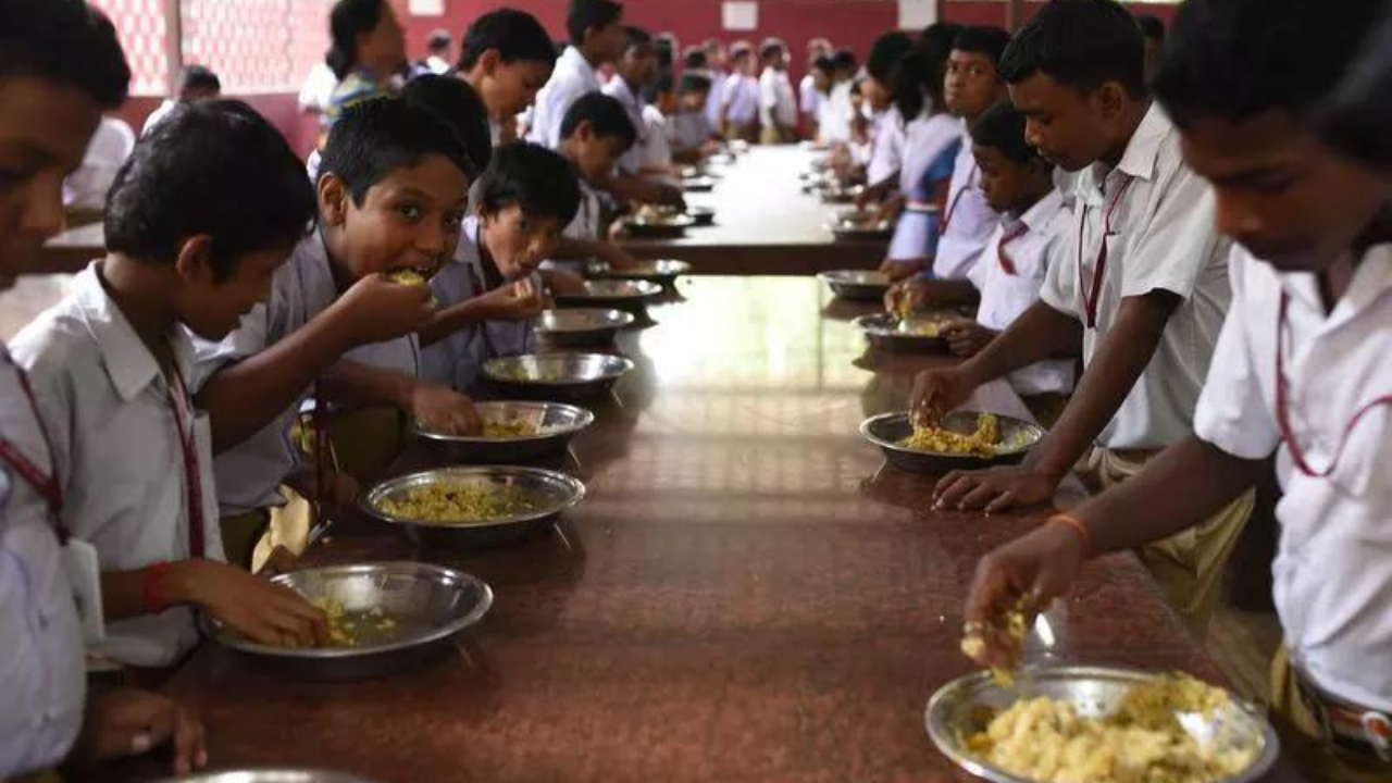 You are currently viewing Underpaid cooks subsidise midday meals by Rs 7,400 crore per year