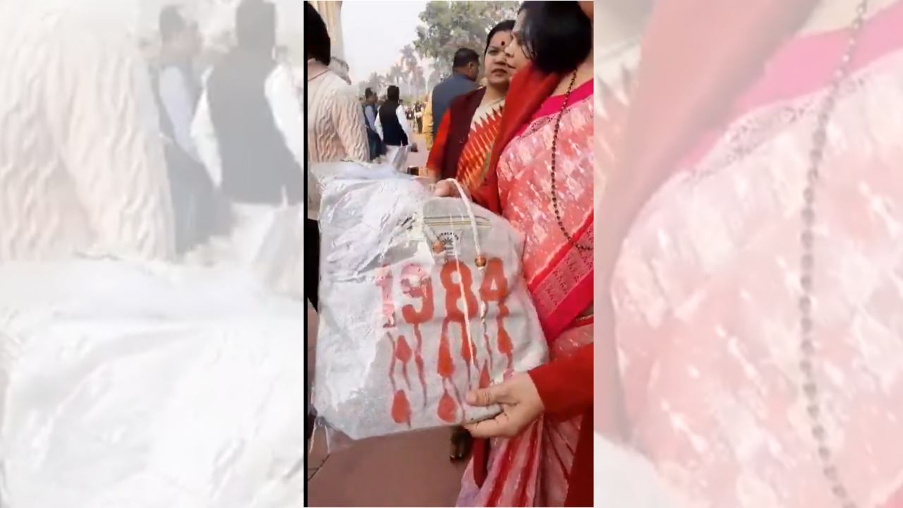 You are currently viewing Watch: BJP gifts a tote bag to Priyanka Gandhi with ‘1984’ printed on it