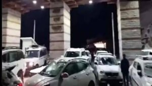 Read more about the article Heavy snowfall in Manali: 1,000 vehicles stuck between Solang and Atal Tunnel