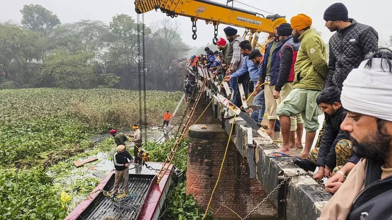 You are currently viewing Eight passengers died after private bus plunges nearly 20 feet down in drain