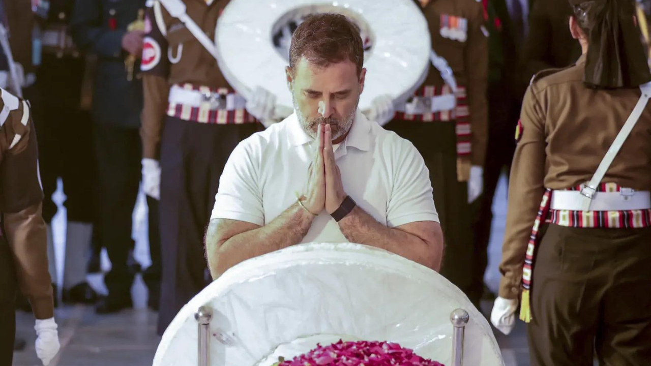 You are currently viewing ‘Deference to privacy’: Congress shares why Gandhi family didn’t accompany Manmohan Singh’s kin for immersion of ashes
