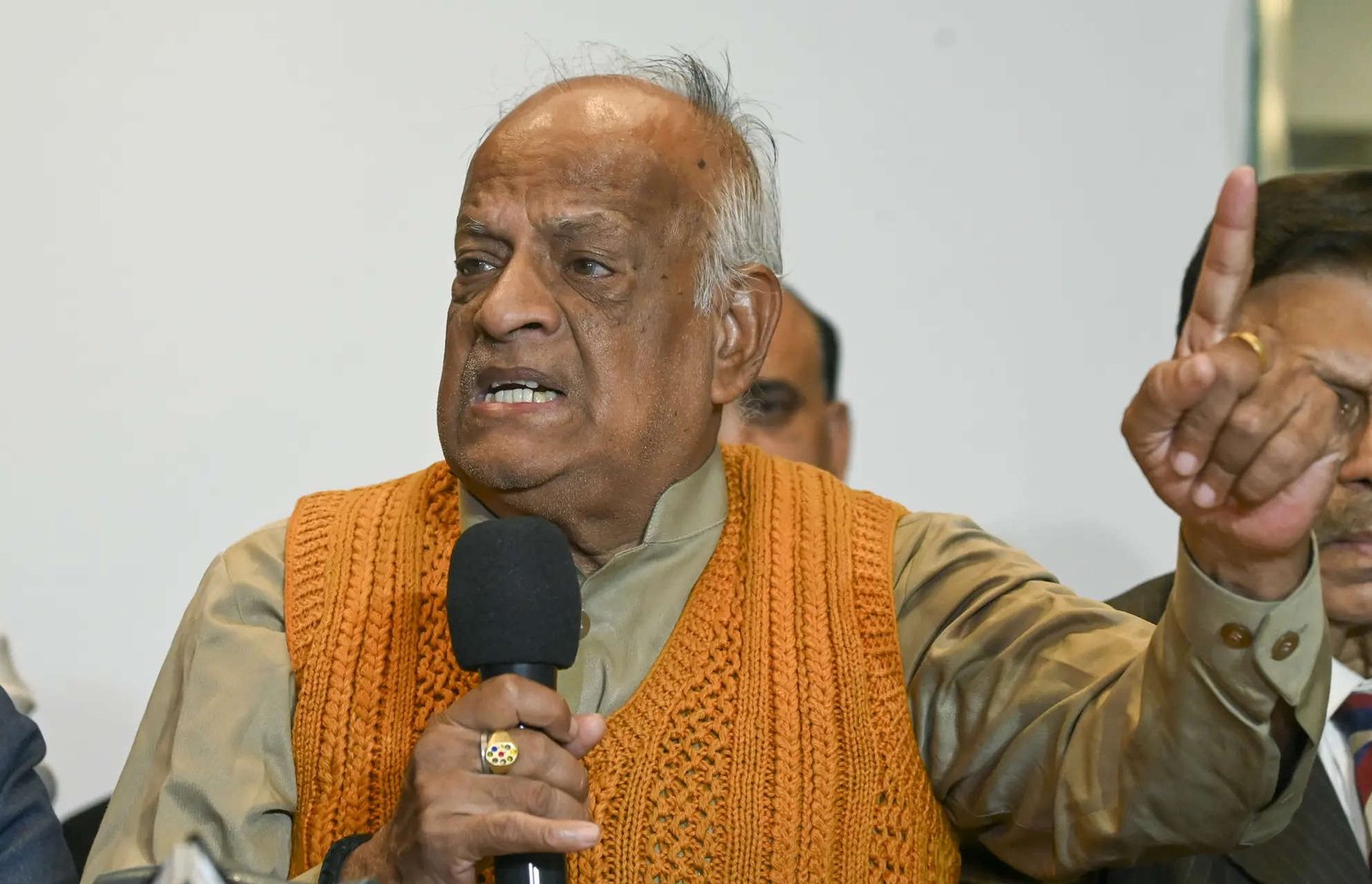 You are currently viewing TMC leader meets jailed Bangladeshi Hindu priest Chinmoy Das’s lawyer
