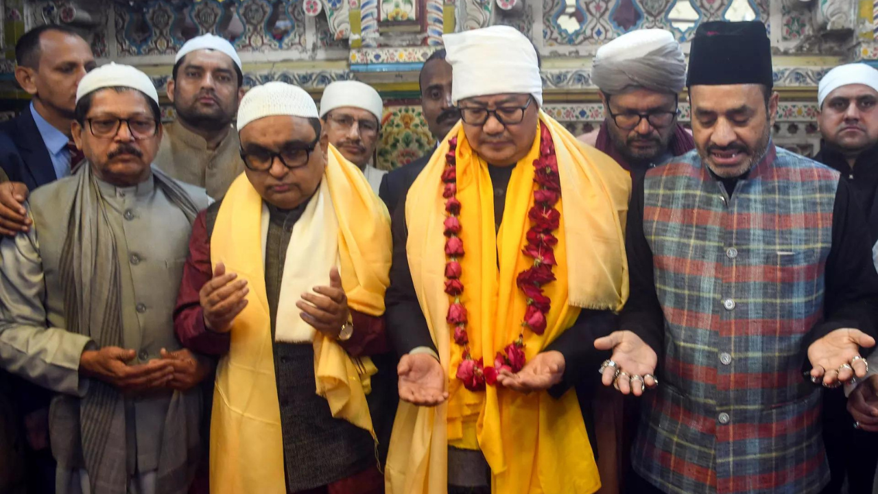 You are currently viewing ‘PM Modi’s message of peace’: Kiren Rijiju presents ‘chadar’ at Ajmer Sharif Dargah