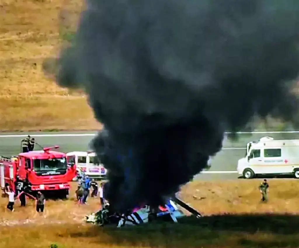 You are currently viewing 3 Coast Guard men killed as helicopter crashes in Gujarat