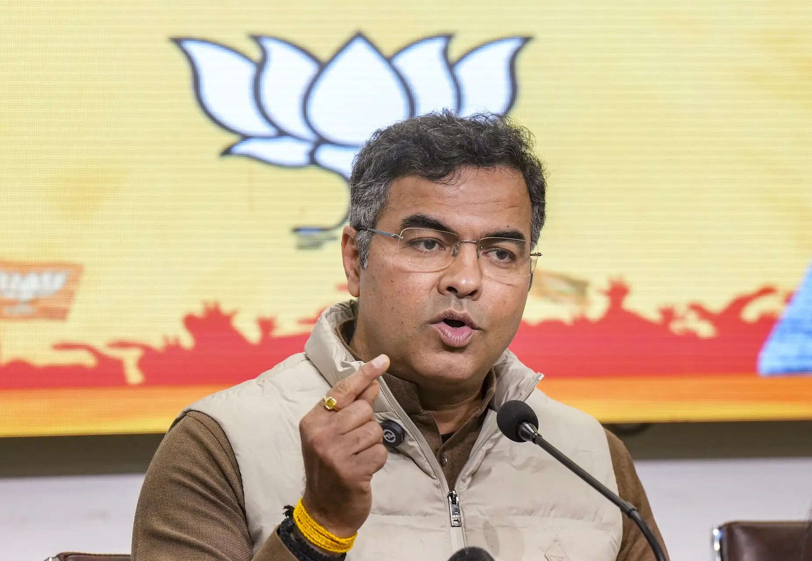 You are currently viewing EC asks Delhi police to file case against BJP’s Parvesh Verma for distributing shoes