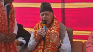 Read more about the article Watch: Farooq Abdullah joins in singing ‘Sherawaliye’ bhajan at Katra