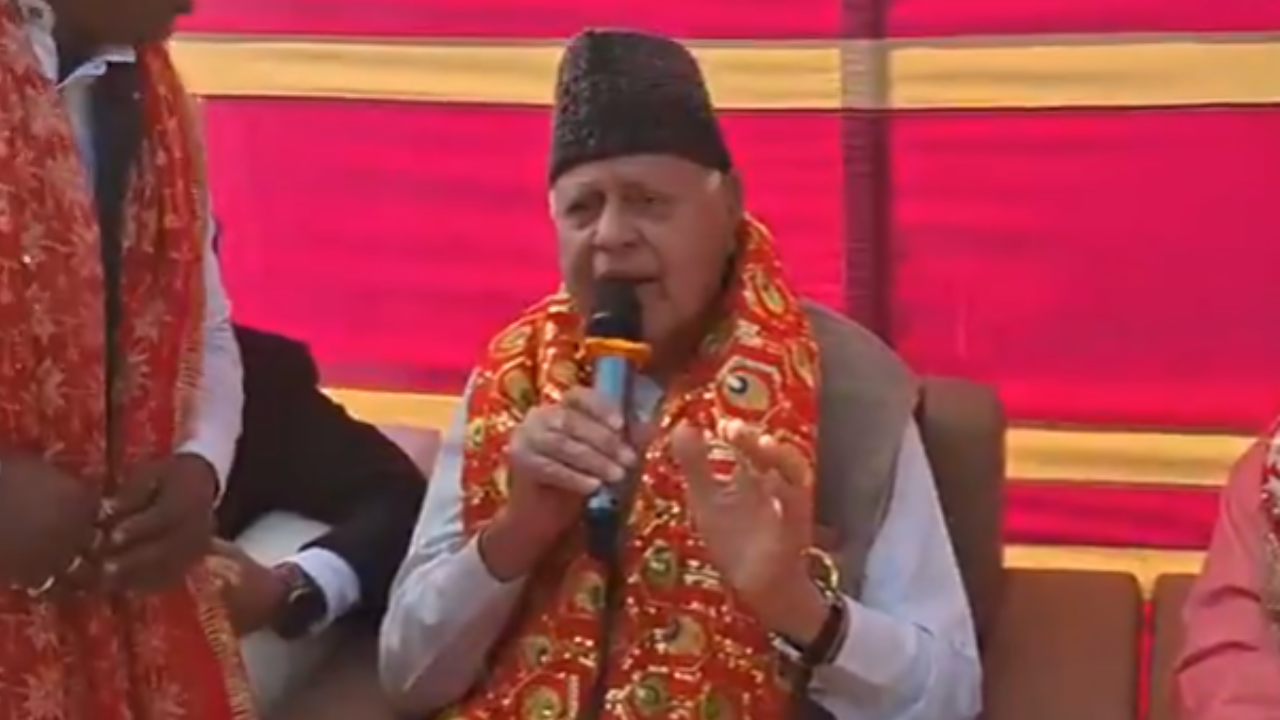 You are currently viewing Watch: Farooq Abdullah joins in singing ‘Sherawaliye’ bhajan at Katra