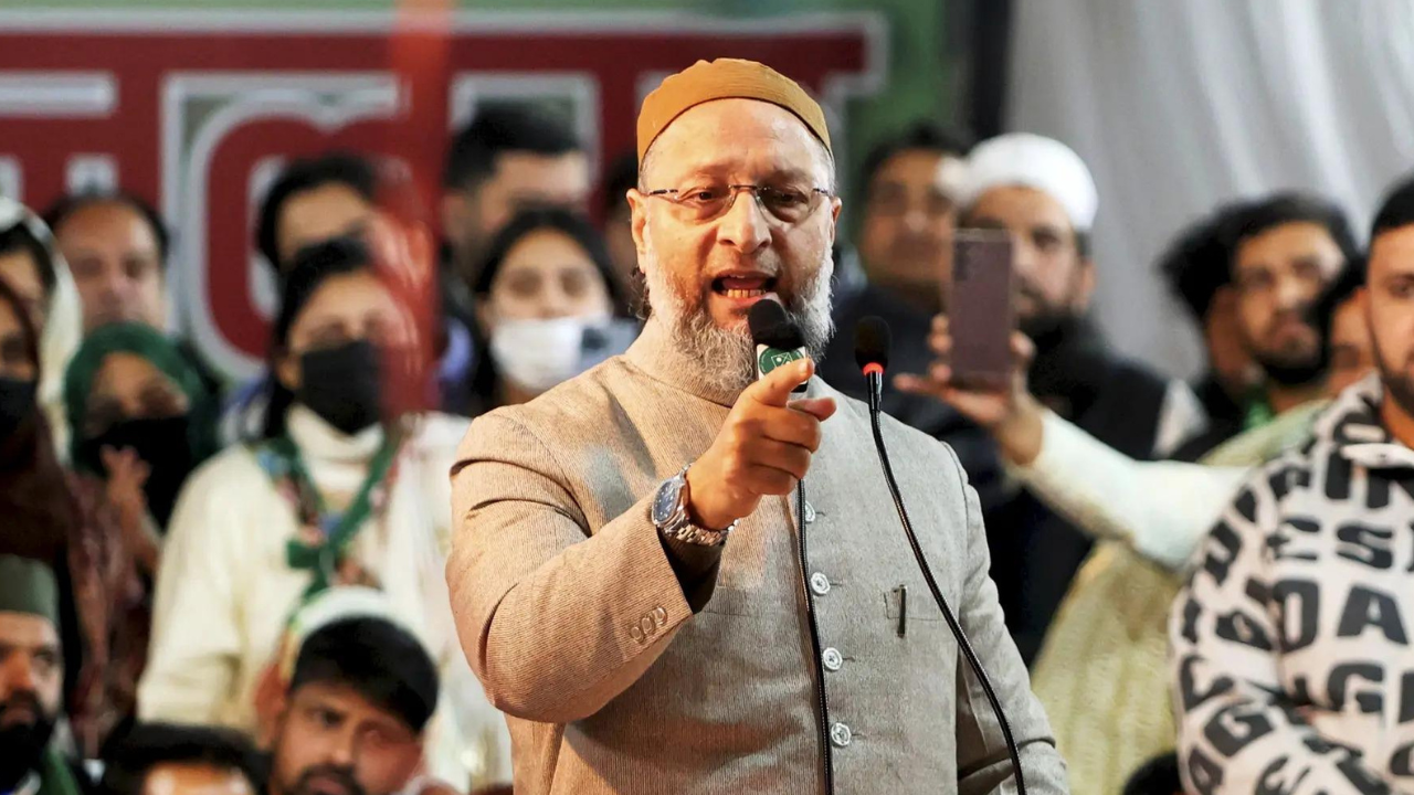 You are currently viewing ‘Modi, Kejriwal like brothers, two sides of same coin’: Owaisi