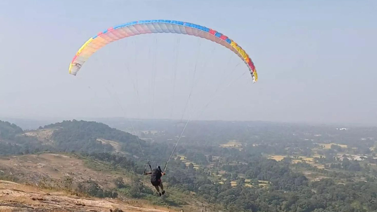 You are currently viewing Paragliding activities across Goa suspended