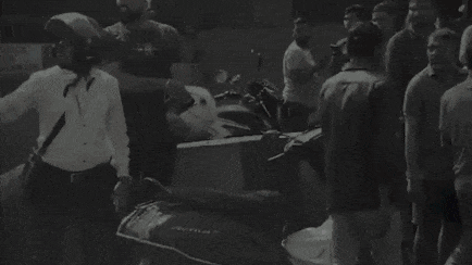 You are currently viewing Watch: Maharashtra deputy CM Eknath Shinde stops convoy to help injured biker