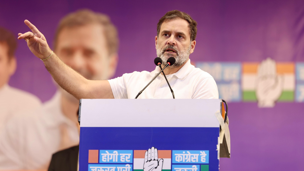 You are currently viewing ‘Came in small car, but lived in ‘Sheesh Mahal”: Rahul Gandhi takes jab at Arvind Kejriwal in rally ahead of Delhi polls