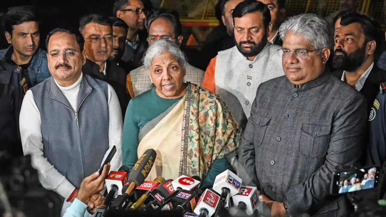 You are currently viewing ‘Bar Kejriwal from campaigning’: BJP meets EC on AAP chief’s ‘poison in Delhi water’ claim