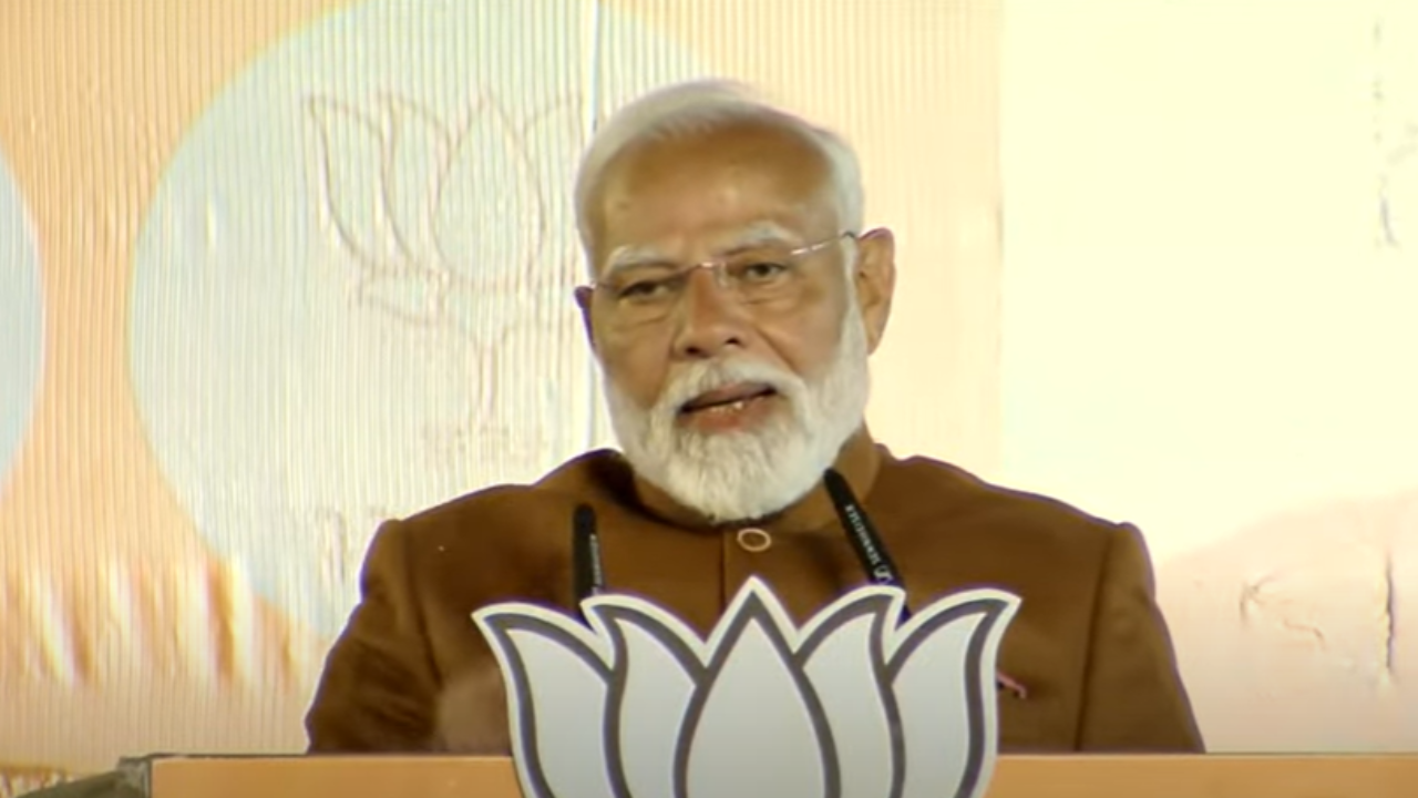 You are currently viewing PM Modi pauses speech to enquire about BJP worker’s health at party office