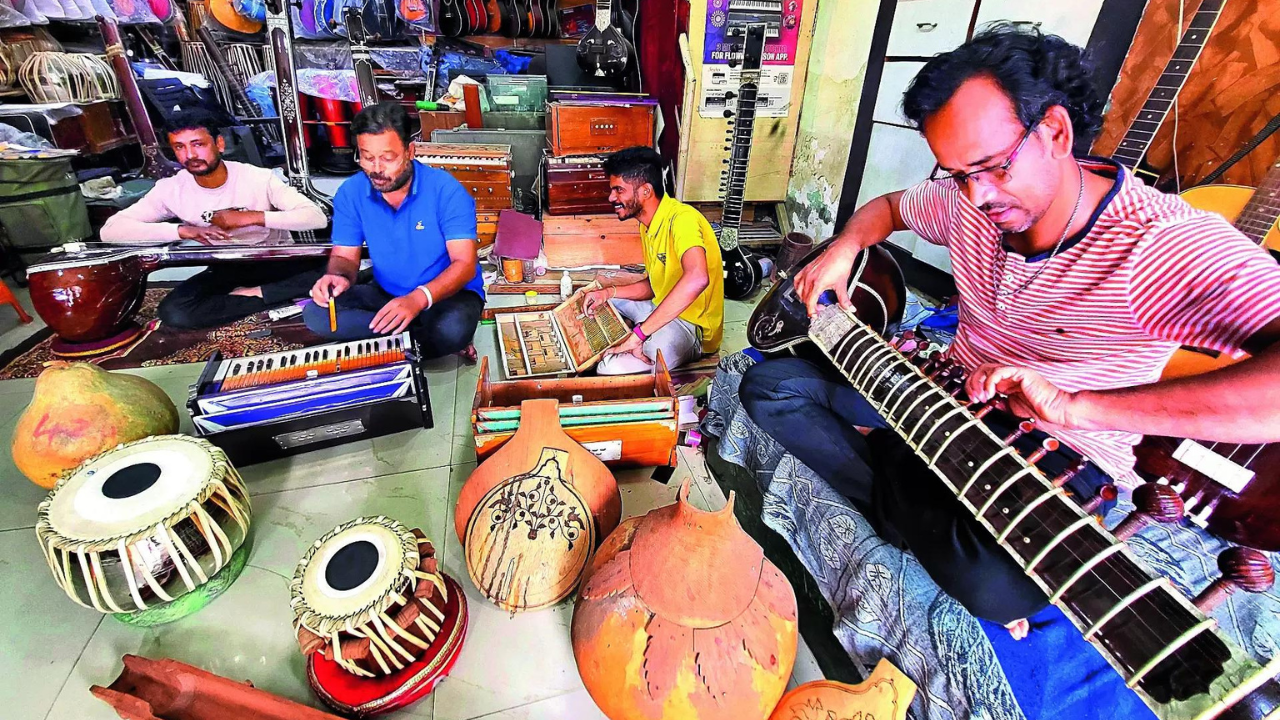 You are currently viewing Miraj’s sitars find a home abroad but face an uncertain future