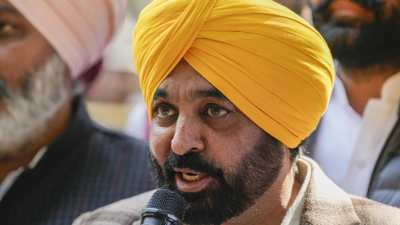 You are currently viewing ‘They talk about others but … ‘: AAP, Congress spar in Punjab over ‘MLAs in touch’ claim