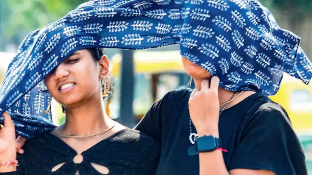 You are currently viewing Delhi records warmest day of the season at 29.7 degree celsius