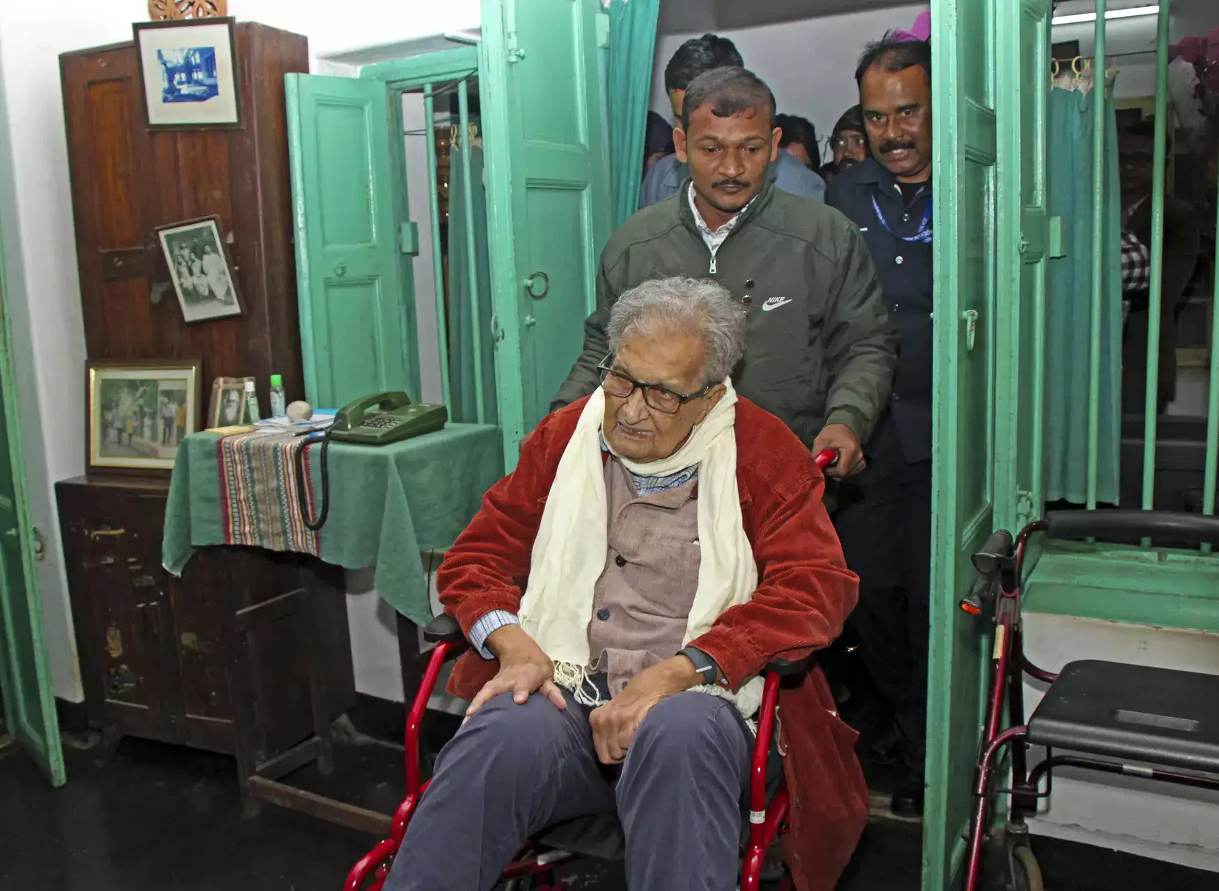 You are currently viewing Amartya Sen calls for Congress-AAP unity, warns against Hindutva influence