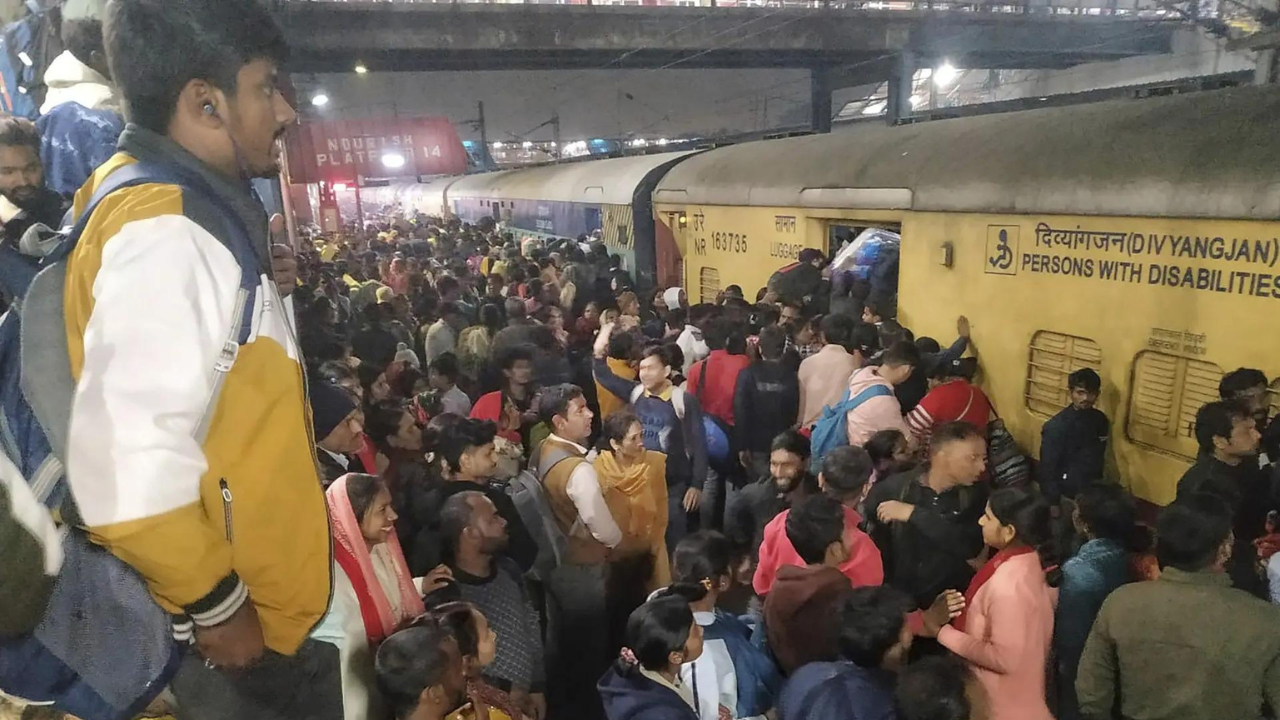 You are currently viewing Full list of names of 18 dead in New Delhi Railway Station stampede due to Maha Kumbh rush