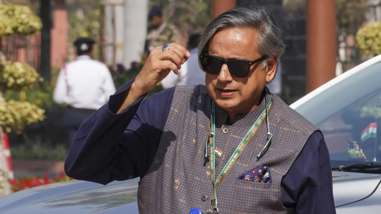 You are currently viewing Congress’ mouthpiece attacks MP Shashi Tharoor for his remarks on PM Modi