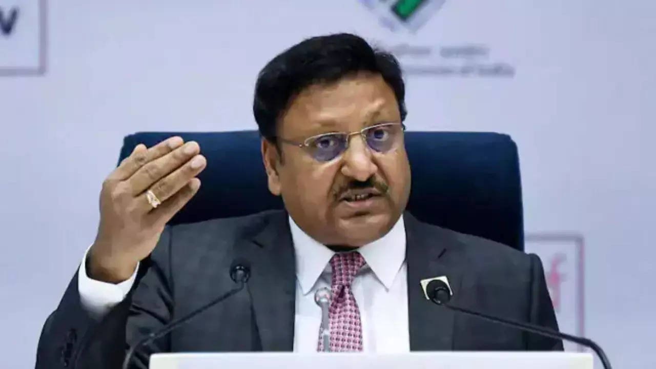 You are currently viewing Losers must stop blaming EC, says outgoing poll panel chief Rajiv Kumar