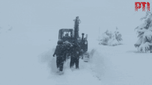 Read more about the article Uttarakhand avalanche: Rescuers battle snow and low visibility to evacuate workers – Video