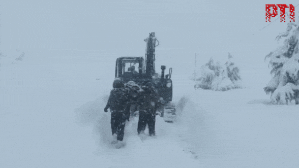You are currently viewing Uttarakhand avalanche: Rescuers battle snow and low visibility to evacuate workers – Video