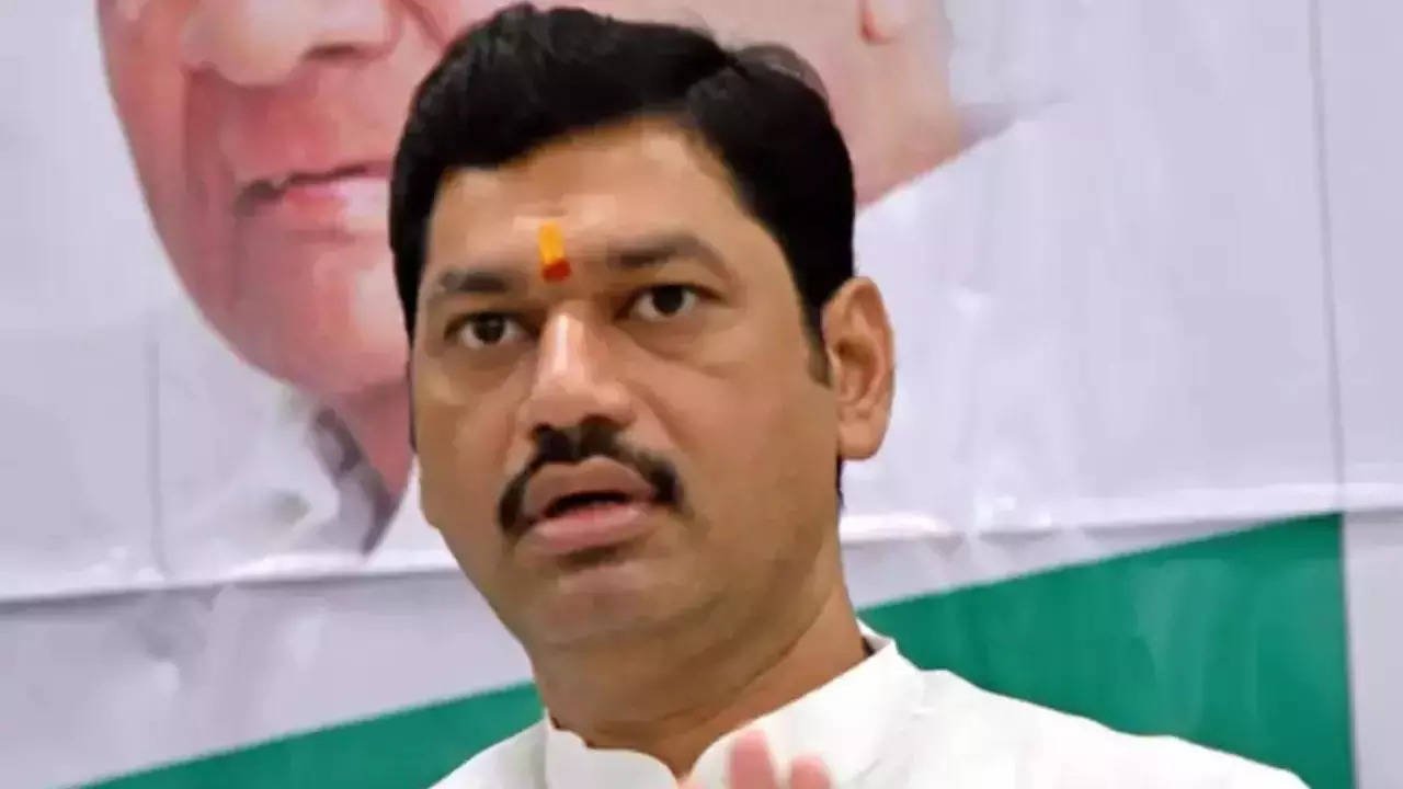 You are currently viewing As photos go viral, Dhananjay Munde has Beed ‘pangs of conscience’, quits