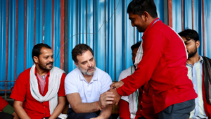 Read more about the article ‘They risked their lives’: Rahul Gandhi interacts with NDLS porters, shares video