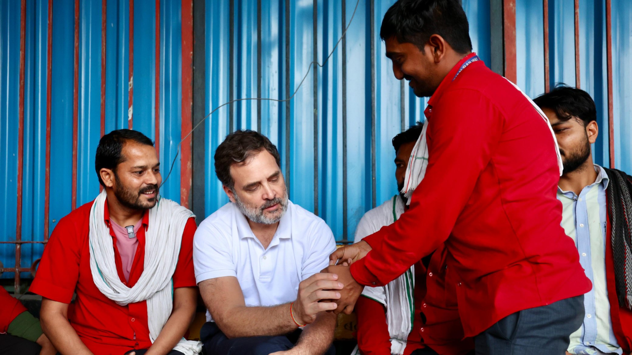 You are currently viewing ‘They risked their lives’: Rahul Gandhi interacts with NDLS porters, shares video