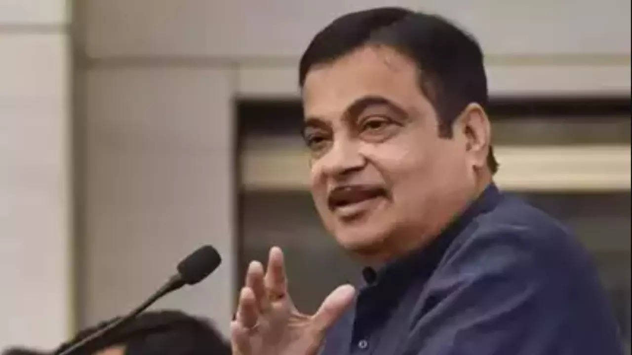 You are currently viewing Nitin Gadkari ticks off consultants, engineers & fault project preparation for rising road deaths