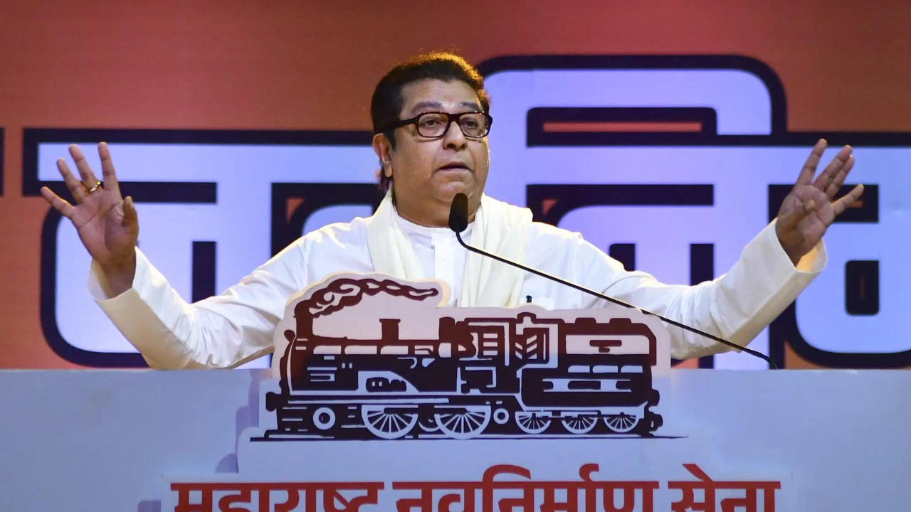 You are currently viewing Raj Thackeray flags Ganga pollution issue, declines drinking Maha Kumbh water