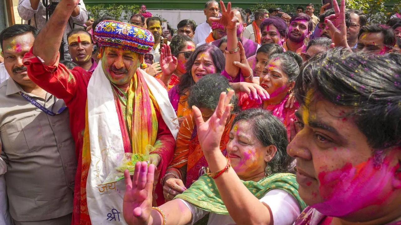 You are currently viewing Watch: BJP MP Manoj Tiwari celebrates Holi, sings ‘Raghuveera’