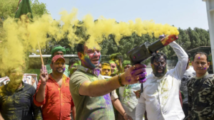 Read more about the article ‘Nahi thumka lagaoge toh suspend kar diye jaoge’: Tej Pratap Yadav instructs policeman to dance at Holi event, faces backlash